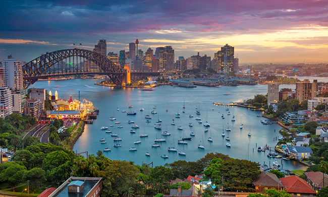 Sydney, Úc: Cảng Sydney rất lộng lẫy với cầu cảng và nhà hát opera mang tính biểu tượng. Bến cảng mang đến vẻ đẹp hoàn hảo nhất là vào ngày nắng đẹp, khi những chiếc thuyền căng buồm nổi bật trên mặt nước lấp lánh như kim cương.
