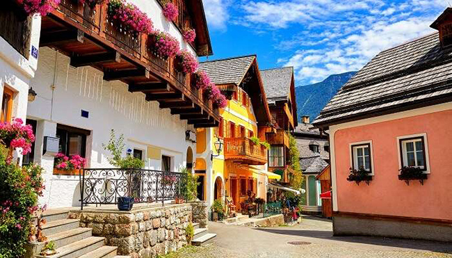 Hallstatt, Áo: Nằm trên bờ phía Tây của hồ Hallstatt ở vùng núi Salzkammergut của Áo, các đường phố của ngôi làng này trông giống như một xứ sở thần tiên mùa đông khi tuyết rơi và quay ngược thời gian trở về thế kỷ 16 khi mặt trời chiếu qua. 
