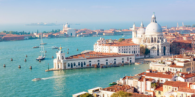 Venice, Ý: Với tầm nhìn ra Venice từ cả 2 phía của kênh đào Grand, bao gồm cả quảng trường St. Mark và cung điện của tổng thống, bến cảng này là một địa điểm hoàn hảo để ngắm nhìn khung cảnh toàn thành phố.
