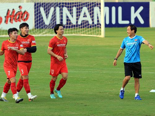 Công Phượng và các đồng đội háo hức tập luyện chuẩn bị cho trận đấu với Trung Quốc Ảnh: VFF