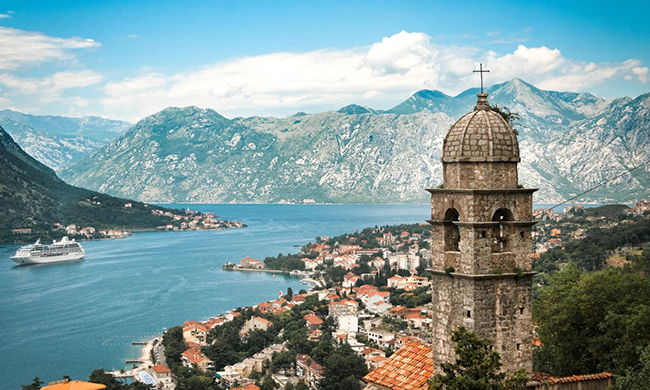 Kotor, Montenegro: Được bao quanh bởi những bức tường hoàn toàn bằng đá granit với vùng nước có màu xanh coban, bến cảng xinh đẹp Kotor có tường bao quanh từ thời Trung cổ là một địa điểm của thần thoại và truyền thuyết. 
