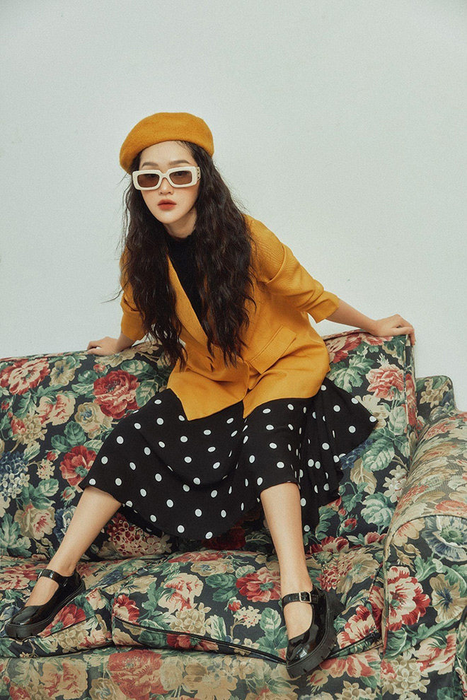 Dựa trên nền tảng “Classic&amp;Comfort”, set vest và chân váy polka dot trở thành trang phục có vẻ đẹp phá cách, thoải mái trên nền chất liệu tuýt si, voan cao cấp.