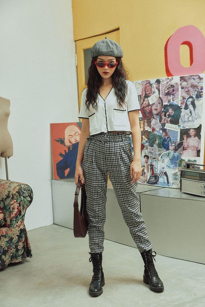 Vượt xa khỏi ranh giới retro cổ điển, đôi boot đen cao cổ ghi điểm trong set đồ len ngắn tay và quần baggy kẻ sọc. Outfit này được kết hợp trên tone đen-trắng đầy sự cách tân và mang tính tiện dụng cao, giúp nàng luôn cảm thấy thoải mái và nổi bật.
