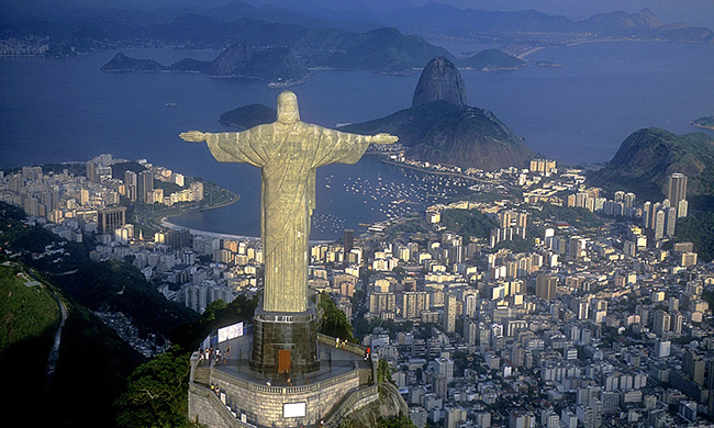 Rio de Janeiro, Brazil: Bến cảng của Rio de Janeiro là một tổ hợp ngoạn mục của bãi biển cát trắng, các ngọn núi có hình thù kỳ vĩ và vùng nước biển lấp lánh. 
