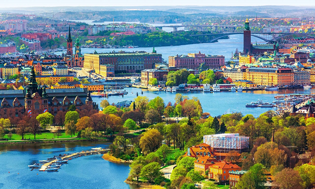Stockholm, Thụy Điển: Thủ đô của Thụy Điển nằm trên 14 hòn đảo, trải dài đến hồ Mälaren đổ ra biển Baltic. Bến cảng được thiết kế rất hài hòa với vô số công viên nằm dọc theo bờ biển cùng những tòa nhà lớn như cung điện hoàng gia và tòa thị chính.
