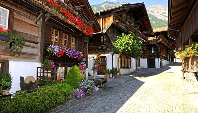 Brienz, Thụy Sĩ: Thị trấn cổ Brienz ở Thụy Sĩ có những ngôi nhà một phần làm bằng gỗ, một phần bằng gạch. Nhưng điều làm tăng thêm vẻ đẹp quyến rũ của chúng là những tán lá và hoa nhiều màu sắc được trồng ngay bên ngoài ngôi nhà và ở rìa ban công, khiến chúng trông giống như một bức tranh.

