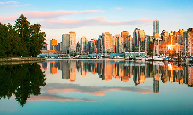 Vancouver, Canada: Thiên nhiên vô cùng ưu đãi bến cảng xinh đẹp này của Vancouver. Thành phố được bao bọc bởi những ngọn núi và công viên Stanley, một thiên đường rộng lớn với các khu rừng và không gian đô thị xinh xắn nằm ở trung tâm thành phố.
