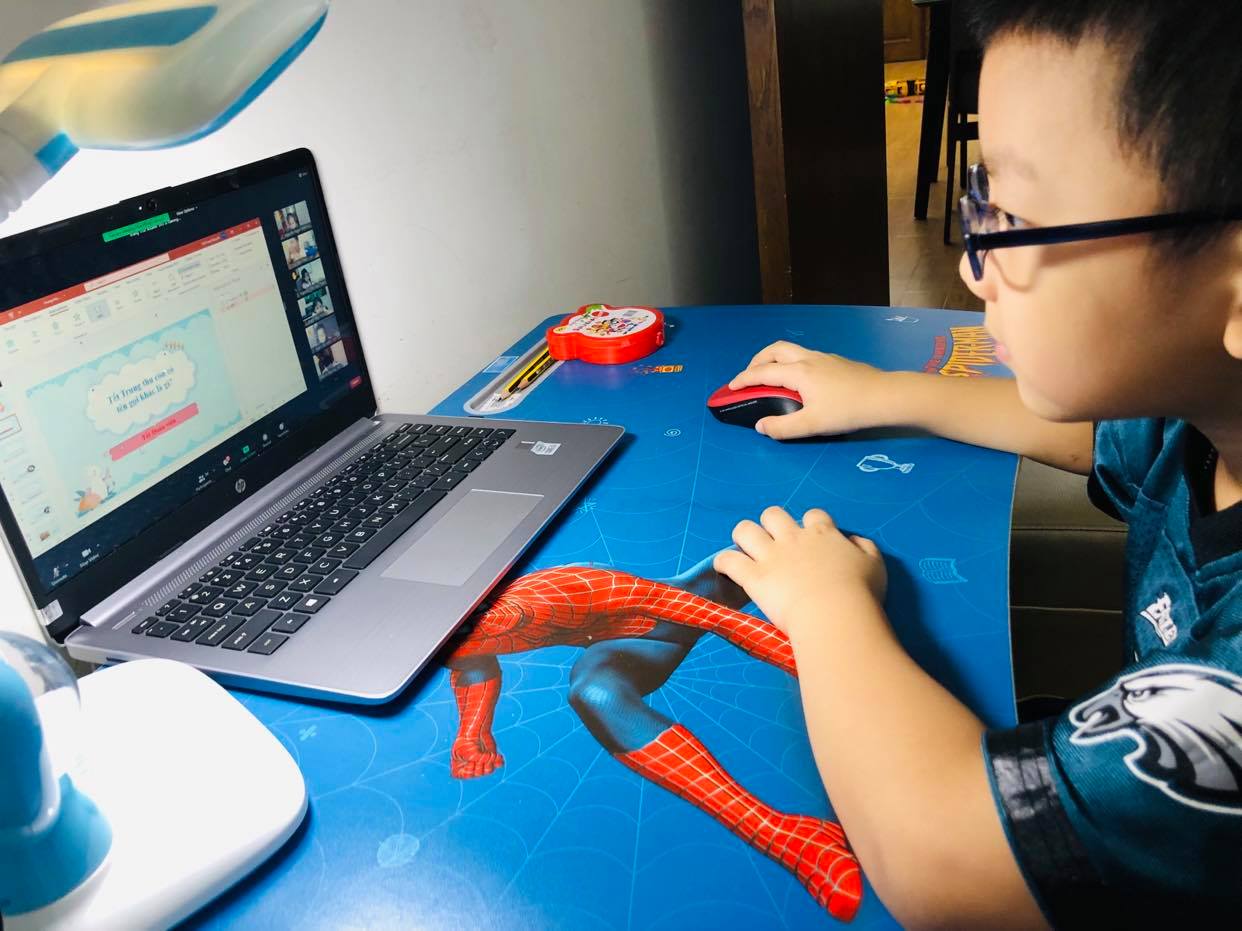 Học sinh lớp 1A1, trường tiểu học Hoàng Mai học trực tuyến.