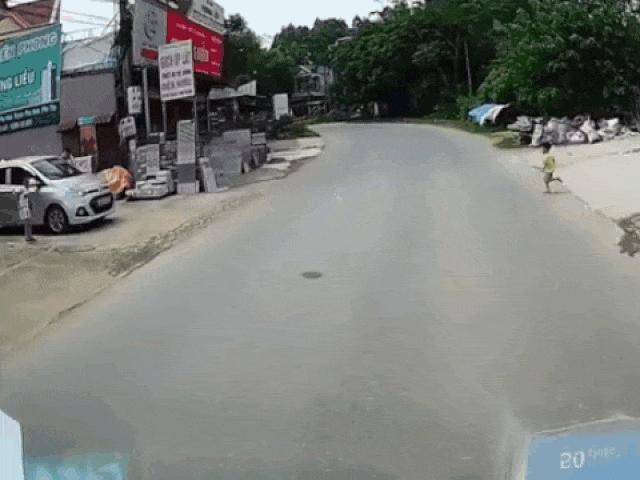 Tin tức trong ngày - Clip: Tài xế phanh cháy lốp, cứu mạng bé trai lao sang đường đột ngột