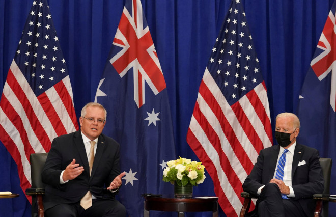 Tổng thống Mỹ Joe Biden (phải) gặp Thủ tướng Úc Scott Morrison tại TP New York hôm 21-9. Ảnh: Reuters