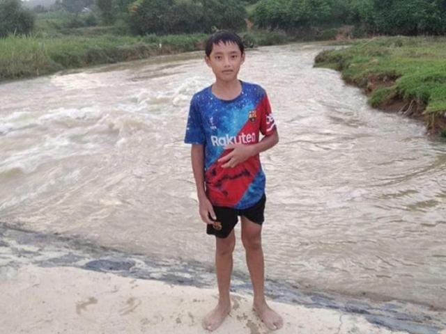 Tin tức trong ngày - Nam sinh lớp 7 dũng cảm lao xuống dòng nước dữ cứu bé gái 9 tuổi