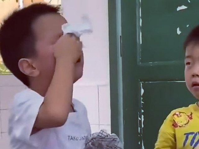 Bạn trẻ - Cuộc sống - Hai cậu bé đánh nhau bị cô giáo gọi lên phê bình, cái kết khiến dân mạng cười ra nước mắt