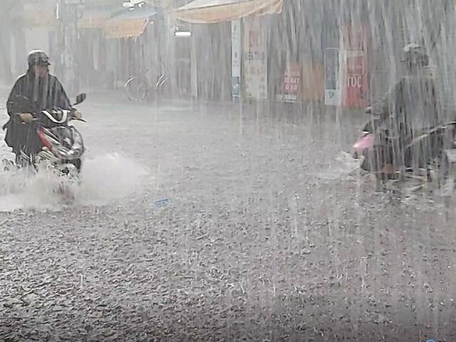 Tin tức trong ngày - Cuối tuần: Miền Bắc mưa nắng thất thường, miền Trung mưa dồn dập do bão số 6