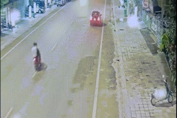 Clip: Ô tô Lexus tông văng 2 người đi xe máy lấn làn ngược chiều, 1...