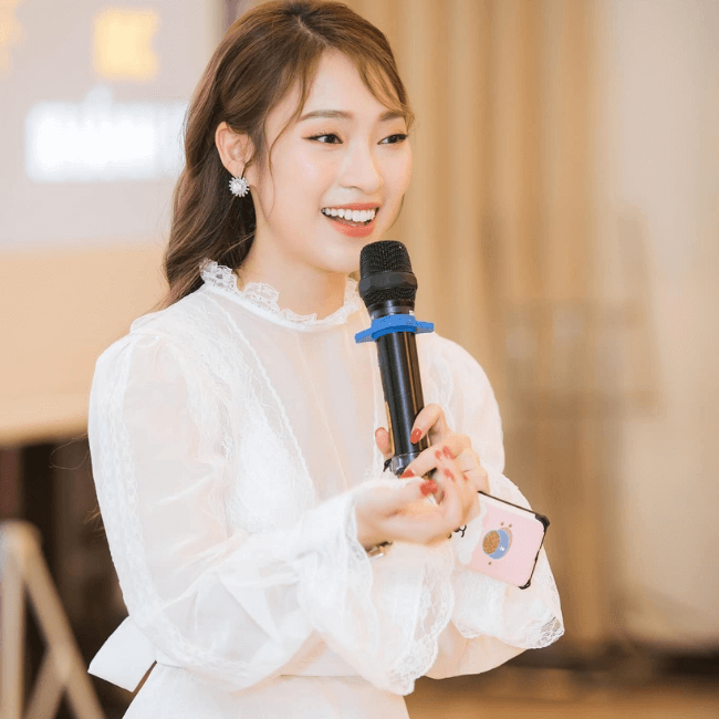 Khánh Vy

Hot girl nói 7 thứ tiếng Khánh Vy là cái tên tiếp theo bảo chứng cho độ hot bền vững với năm tháng. Cô nàng sinh năm 1999 này nổi lên như một hiện tượng vào năm 2016 từ video nói 7 thứ tiếng. Sau khi được nhiều người biết đến, cô nàng trở thành cái tên hot không thua kém bất kỳ sao Việt nào trên mạng xã hội.
