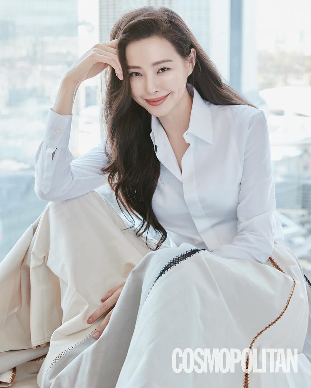 Đã gần 40 tuổi nhưng Honey Lee vẫn trẻ trung và quyến rũ.