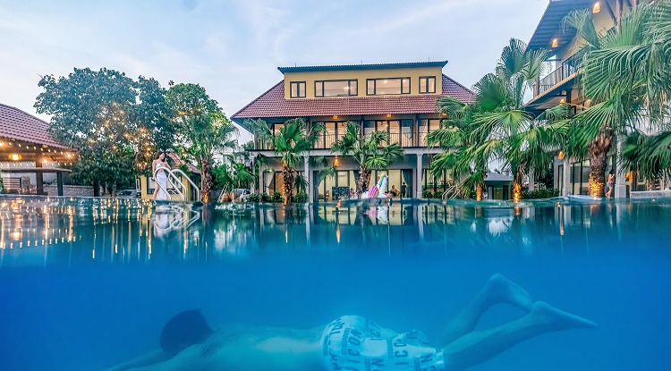 Đầy đủ tiện nghi như: bể bơi, sân golf mini, bóng rổ, vườn hoa hồng…