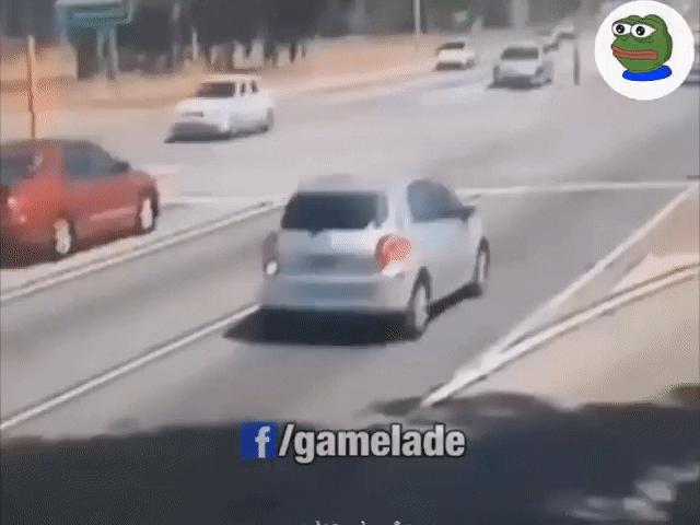 Ô tô - Những pha đánh lái thoát hiểm trong gang tấc khiến bao người thót tim