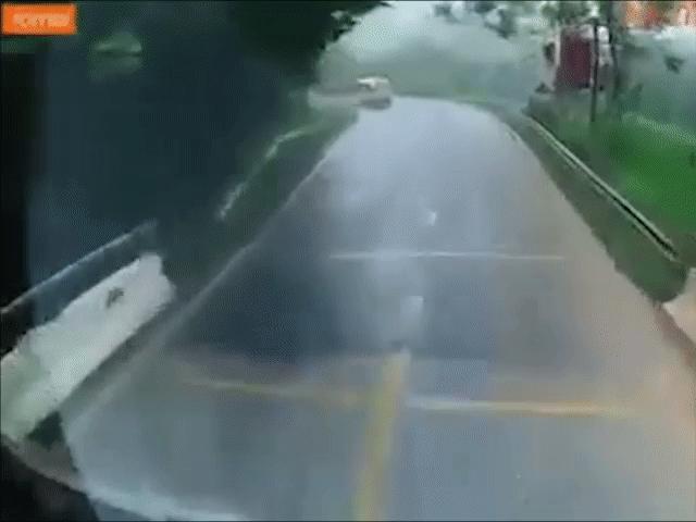 Ô tô - Xe buýt phóng nhanh vào cua mất lái đối đầu với xe tải ngược chiều