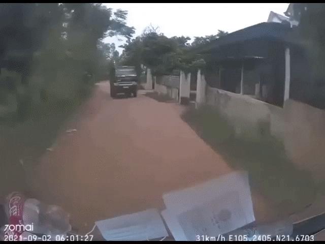 Ô tô - Xe tải phóng nhanh trong đường làng suýt đâm vào ô tô ngược chiều