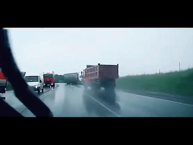 Ô tô - Pha đánh lái "cực gắt" tránh thoát tai nạn trên đường cao tốc