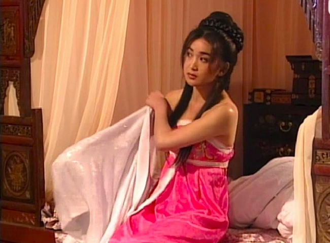 Tờ HK01 nhận định, nữ diễn viên 18+ xứng đáng với danh xưng "bà tổ hồ ly tinh" vì nhan sắc xinh đẹp, quyến rũ. 
