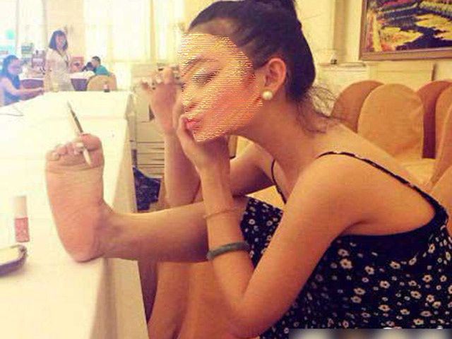 Cười 24H - Những hành động khó tin của chị em khiến bao người giật mình