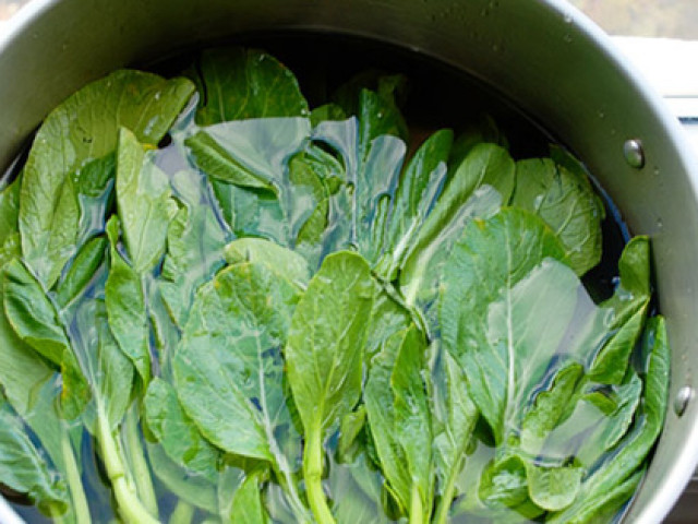 Ẩm thực - Bất ngờ trước khuyến cáo "rửa rau không nên ngâm trong nước muối" khiến nhiều bà nội trợ ngỡ ngàng, cách an toàn vẫn là cách đơn giản nhất!