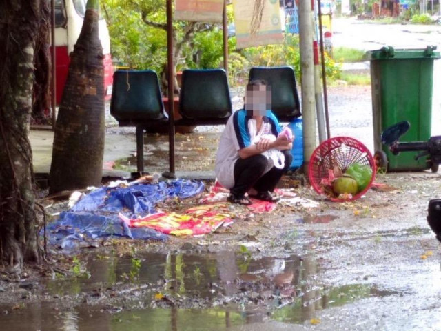 Tin tức trong ngày - Không qua được chốt, người đàn ông lội kênh tìm đường về quê