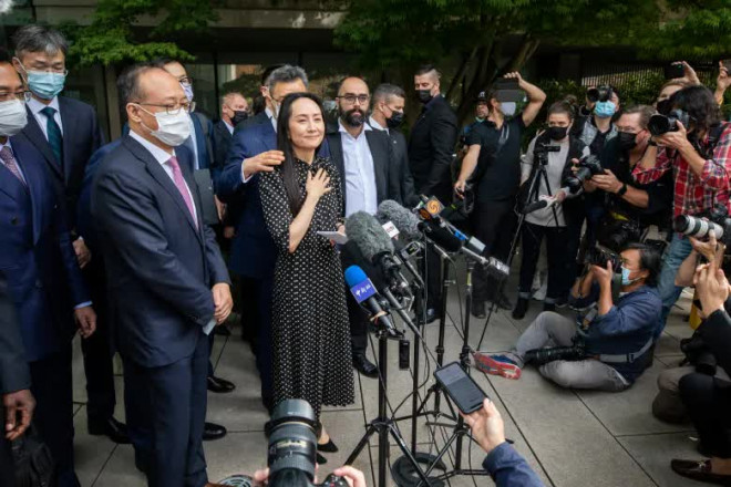 Giám đốc tài chính Huawei Meng Wanzhou (Mạnh Vãn Chu) trả lời báo giới sau phiên toà. Ảnh: CBC