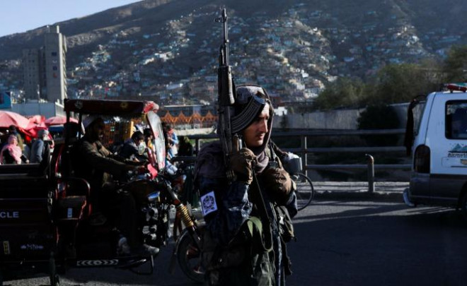 Tay súng Taliban đứng gác trên đường phố Kabul, Afghanistan, ngày 16/9. Ảnh: Reuters.