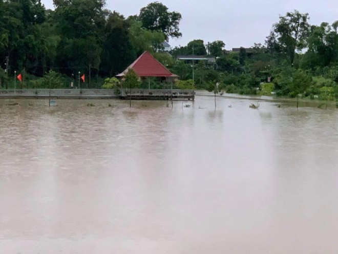 Mưa lớn kéo dài khiến thôn Cừa Lĩnh, xã Đức Lĩnh, huyện Vũ Quang bị ngập cục bộ, nhiều nơi bị cô lập.