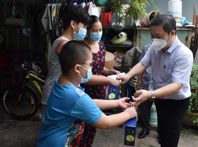 Phó Chủ tịch UBND TP.HCM Dương Anh Đức tặng quà cho trẻ mồ côi vì Covid-19 trên địa bàn thành phố; Ảnh: Nguyễn Phan