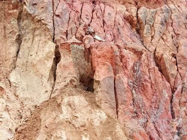 Tin tức trong ngày - Chơi đào hầm trú ẩn, 3 cháu bé bị đất cát vùi lấp tử vong