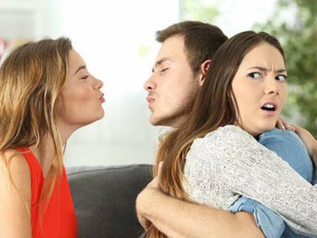 Bạn trẻ - Cuộc sống - Đau lòng khi chồng ở bên vợ nhưng thích ngắm nhìn phụ nữ khác