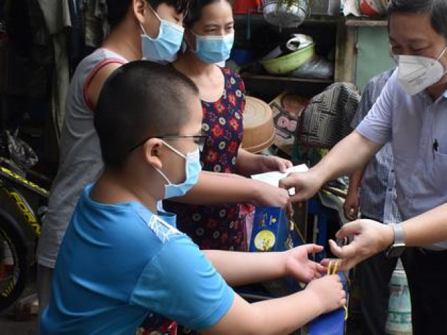 Tin tức trong ngày - TP.HCM: Tất cả hoạt động thiện nguyện dành cho trẻ mồ côi do Covid-19 phải thông qua địa phương