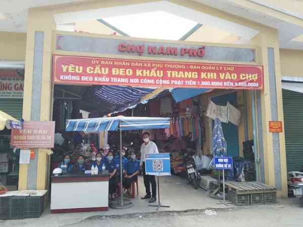 Người dân đi chợ tại tỉnh Thừa Thiên-Huế quét mã QR.