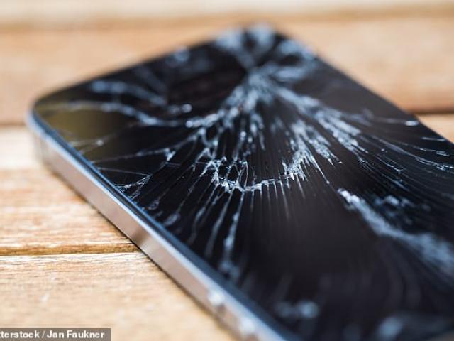 Thế giới - Argentina: Cô gái ném điện thoại trúng đầu bạn trai và hậu quả hãi hùng