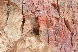 Chơi đào hầm trú ẩn, 3 cháu bé bị đất cát vùi lấp tử vong