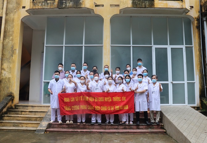 Đoàn cán bộ y tế của BV Đa khoa Thường Tín hỗ trợ Hà Nam chống dịch.&nbsp;