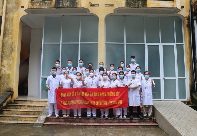 Đoàn cán bộ y tế của BV Đa khoa Thường Tín hỗ trợ Hà Nam chống dịch.&nbsp;