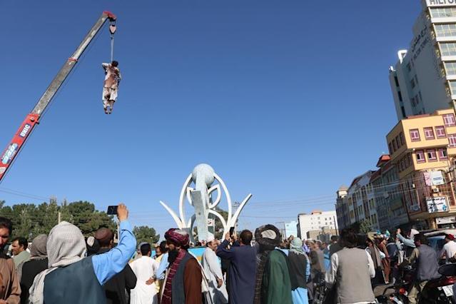 Taliban treo thi thể người bị bắn chết tại quảng trường thành phố Herat.