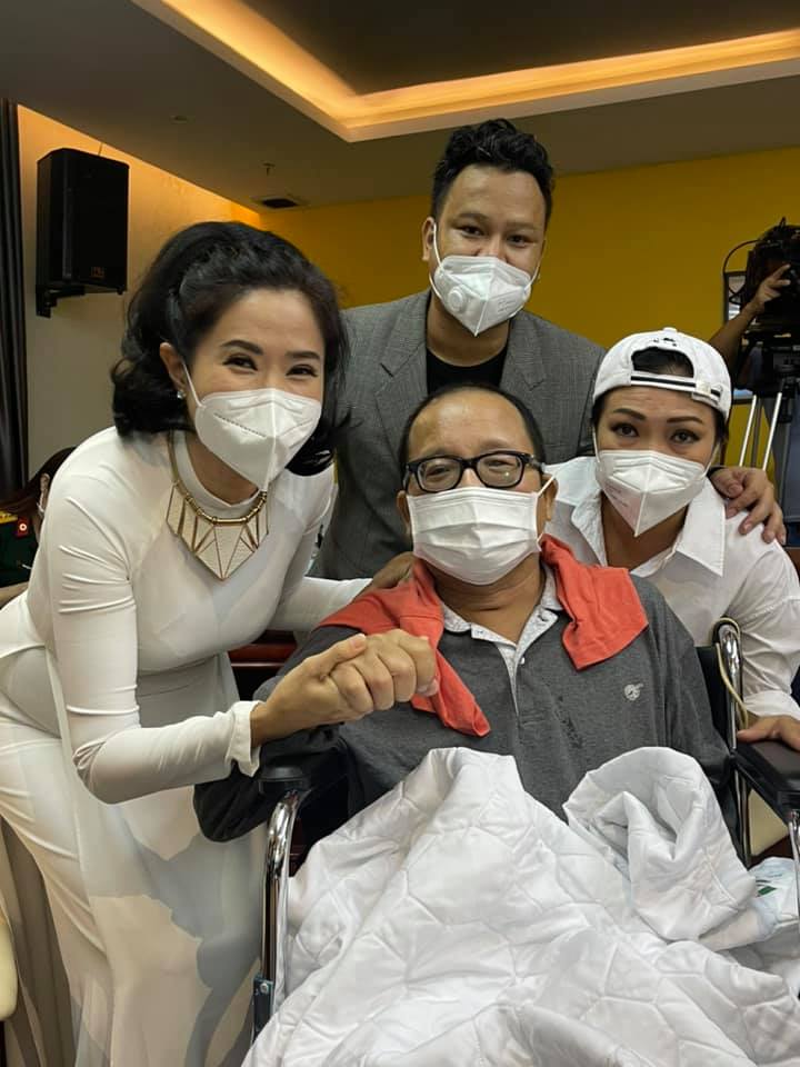 Hình ảnh mới của nghệ sĩ Trần Mạnh Tuấn sau hơn 1 tháng nằm viện vì đột quỵ - 1