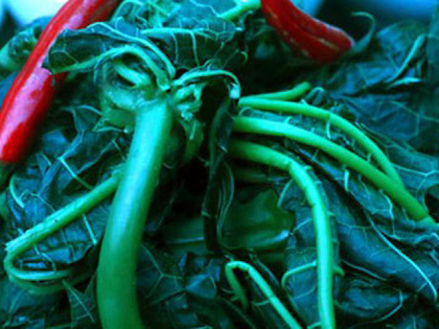 Ẩm thực - Chỉ vài nghìn mua nắm lá đu đủ non, xào với tỏi có ngay đĩa rau xào ngon như nhà hàng