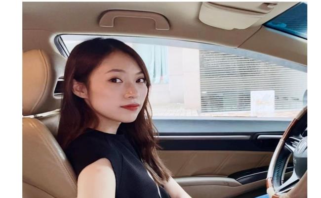 Dù chỉ mới 22 tuổi song Khánh Vy đã sắm được nhà đẹp, xe hơi và tất nhiên không thể thiếu BST hàng hiệu giá trị. 
