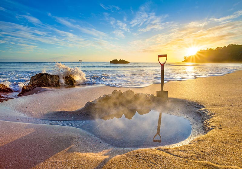 Bãi biển kỳ lạ nơi du khách có thể đào hố ngâm nước nóng ngay trên bờ biển - 6
