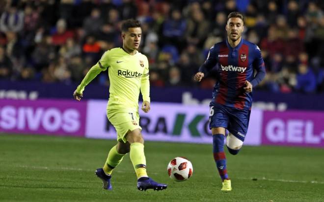 Barca (áo vàng) đang ở trong cuộc khủng hoảng phong độ