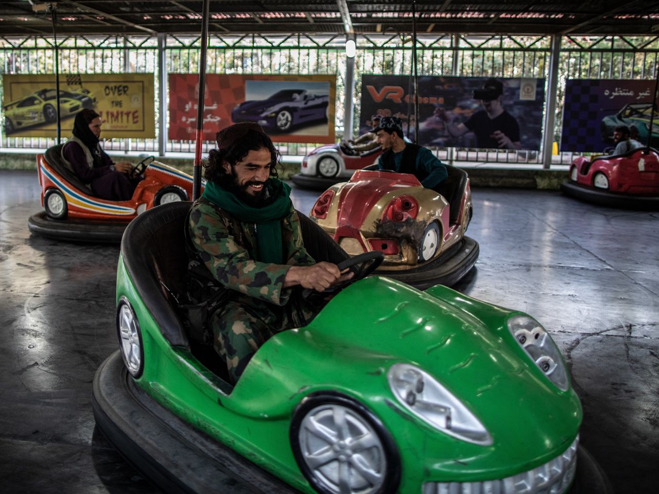 Các tay súng Taliban thích thú chơi xe đụng.