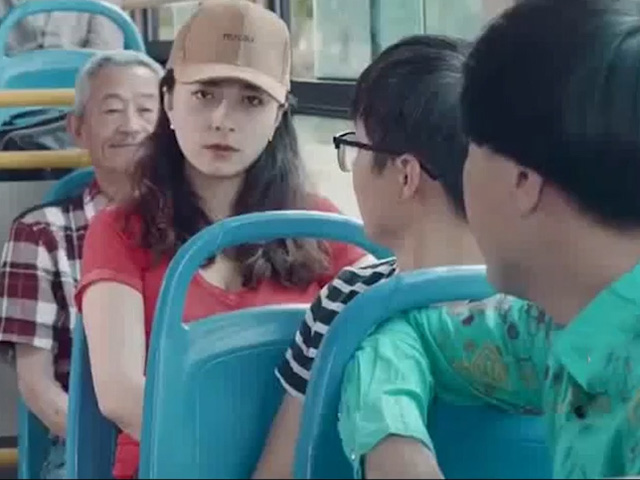 Cười 24H - Gái xinh hoang mang khi trở thành "mục tiêu" trên xe buýt