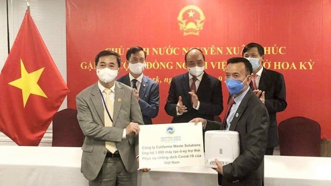 Mới đây, ông David Dương, doanh nhân gốc Việt, đang sống ở Mỹ đã trao tặng Chính phủ Việt Nam 250 máy tạo oxy trợ thở, giúp F0 điều trị tại nhà và trong bệnh viện dã chiến với tổng số tiền 750.000 USD.
